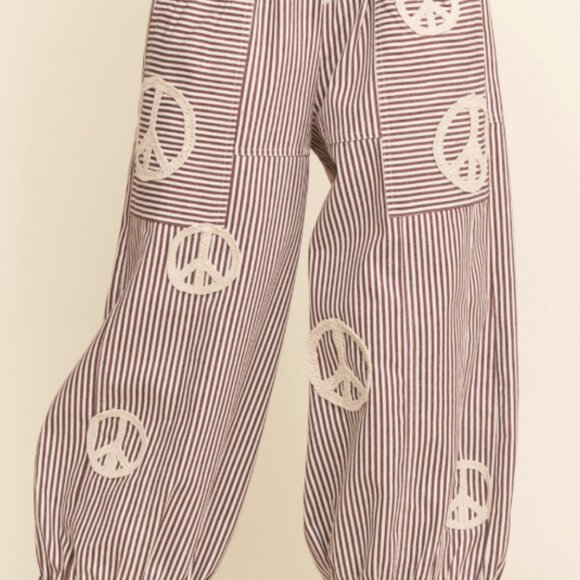DD1  Burgundy Davi &Dani Pinstripe Palazzo Peace Sign Pants - Picture 1 of 8